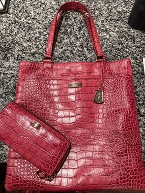Cole Haan stunning Tote and wallet. Don’t miss this!